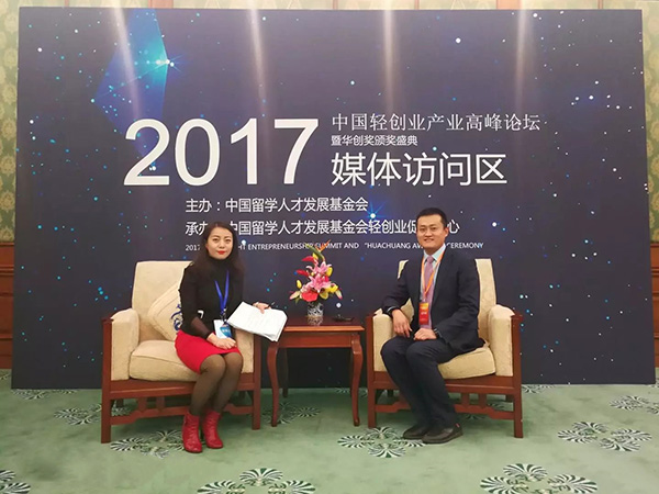 主持人采訪易視界實業(yè)集團(tuán)總經(jīng)理陳奇先生