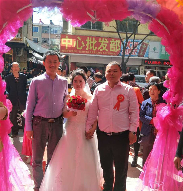 易視界實業(yè)集團(tuán)陳總與新郎新娘合影