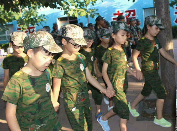 不讓任何伙伴掉隊(duì)，他們緊握對(duì)方的手前行