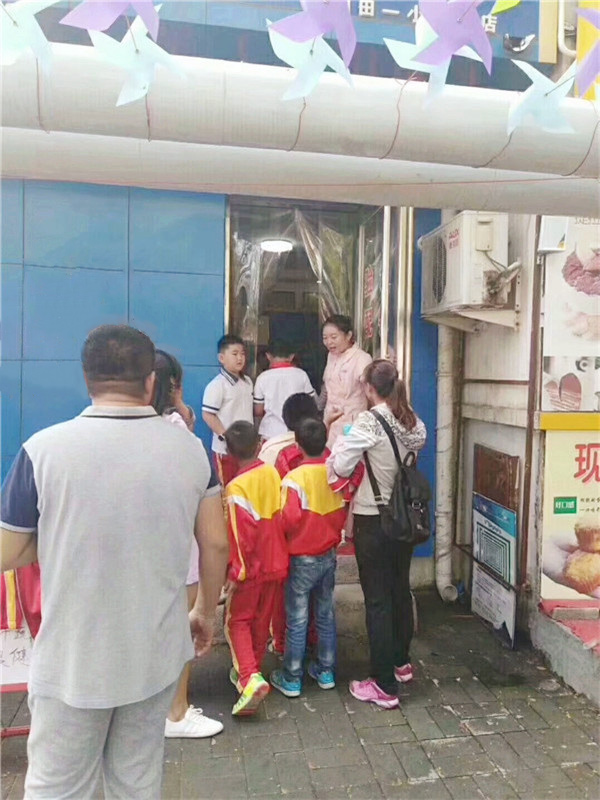 家長(zhǎng)帶著孩子進(jìn)店檢查視力，十分熱鬧