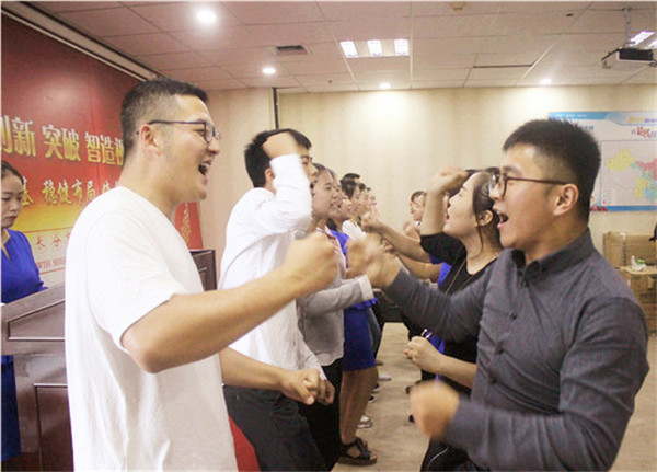 相互打氣加油，這就易視界團(tuán)隊(duì)精神