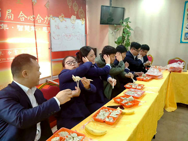 冬至游戲進(jìn)行中，小伙伴們都玩得十分開(kāi)心