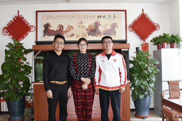北京雙奧集團(tuán)尤小龍總裁、中國(guó)著名戲歌雙棲明星、66國(guó)選美國(guó)際皇后王光姣與易視界陶總合影