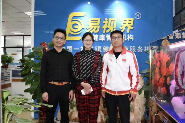 北京雙奧集團(tuán)尤小龍總裁、中國(guó)著名戲歌雙棲明星、66國(guó)選美國(guó)際皇后王光姣與易視界陶總合影
