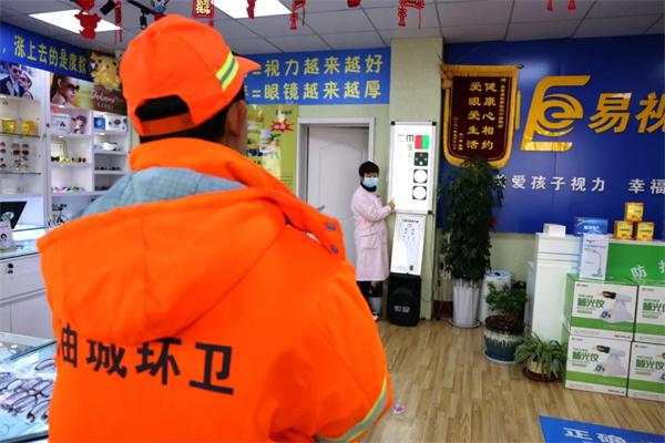 愛心聚焦！易視界300多副老花鏡暖了環(huán)衛(wèi)工人的心！