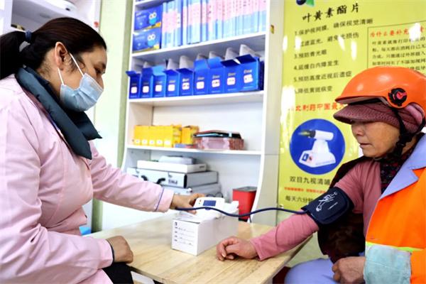 愛心聚焦！易視界300多副老花鏡暖了環(huán)衛(wèi)工人的心！
