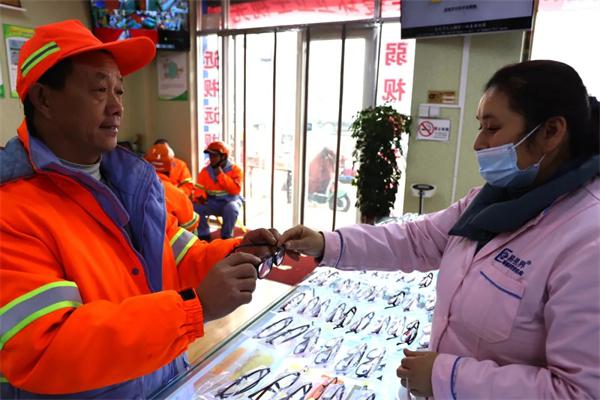 愛心聚焦！易視界300多副老花鏡暖了環(huán)衛(wèi)工人的心！